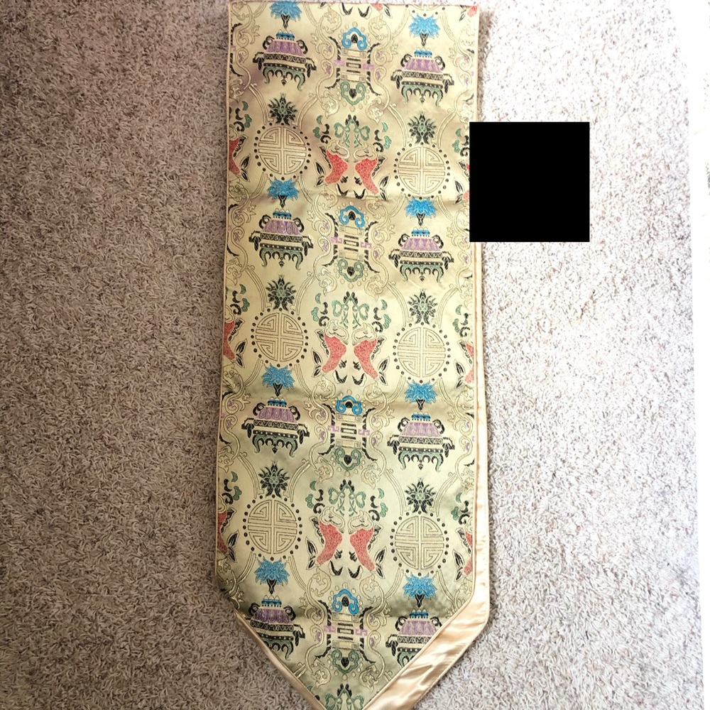 Table Runner - Picture 5 of 7